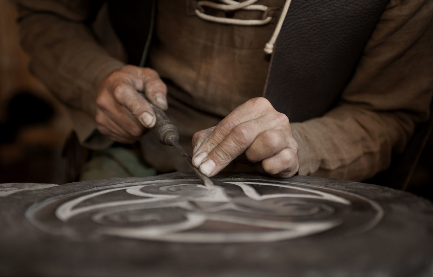 travail de gravure par un menuisier
