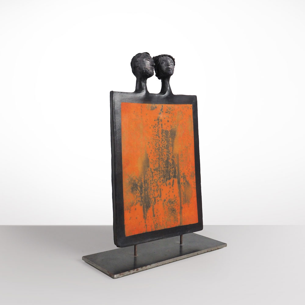 vue coté sculpture grès couple Dogon