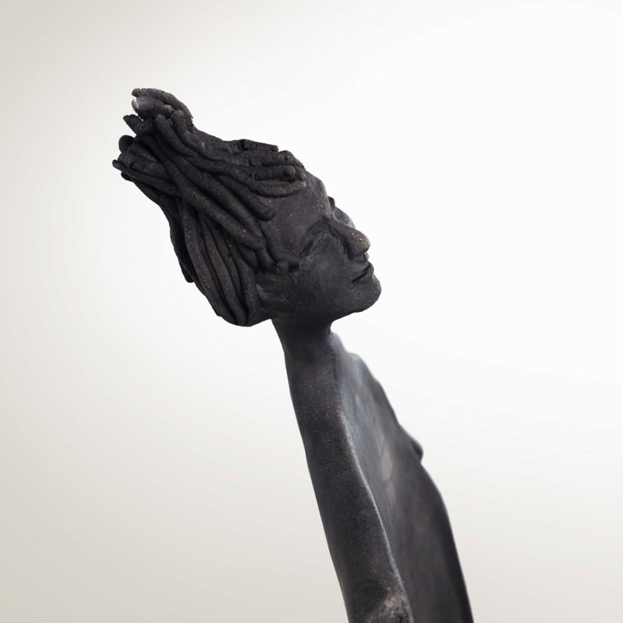 détail tête sculpture grès Akissi