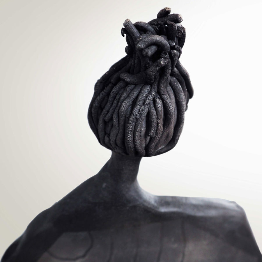 détail cheveux sculpture grès Akissi
