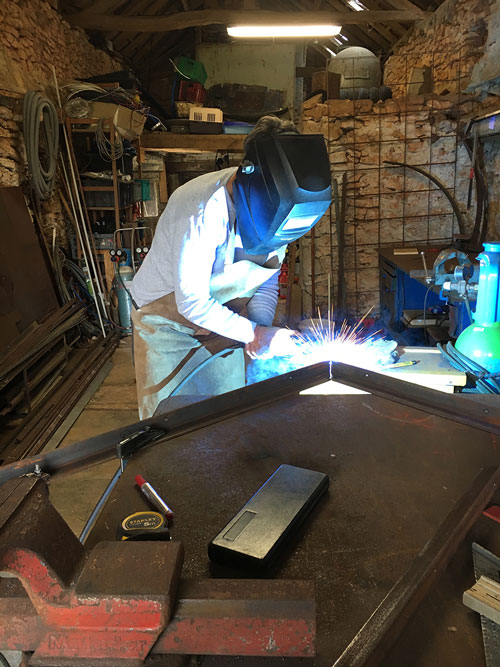 Olivia de Saint-Luc travaille de soudure