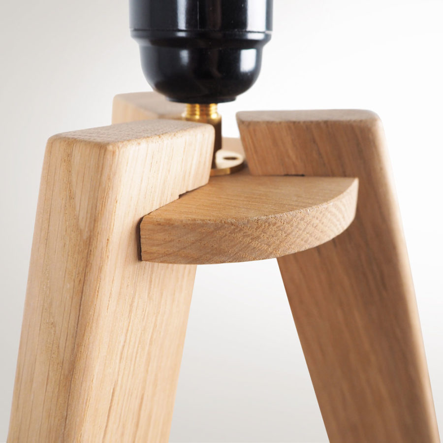 détail de montage du pied de lampe en chêne tripode