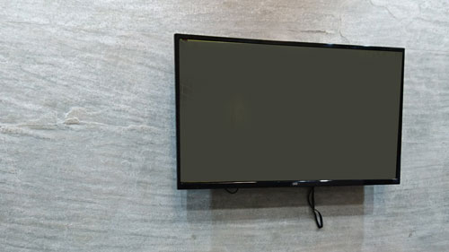 mur en feuille de pierre dans un salon