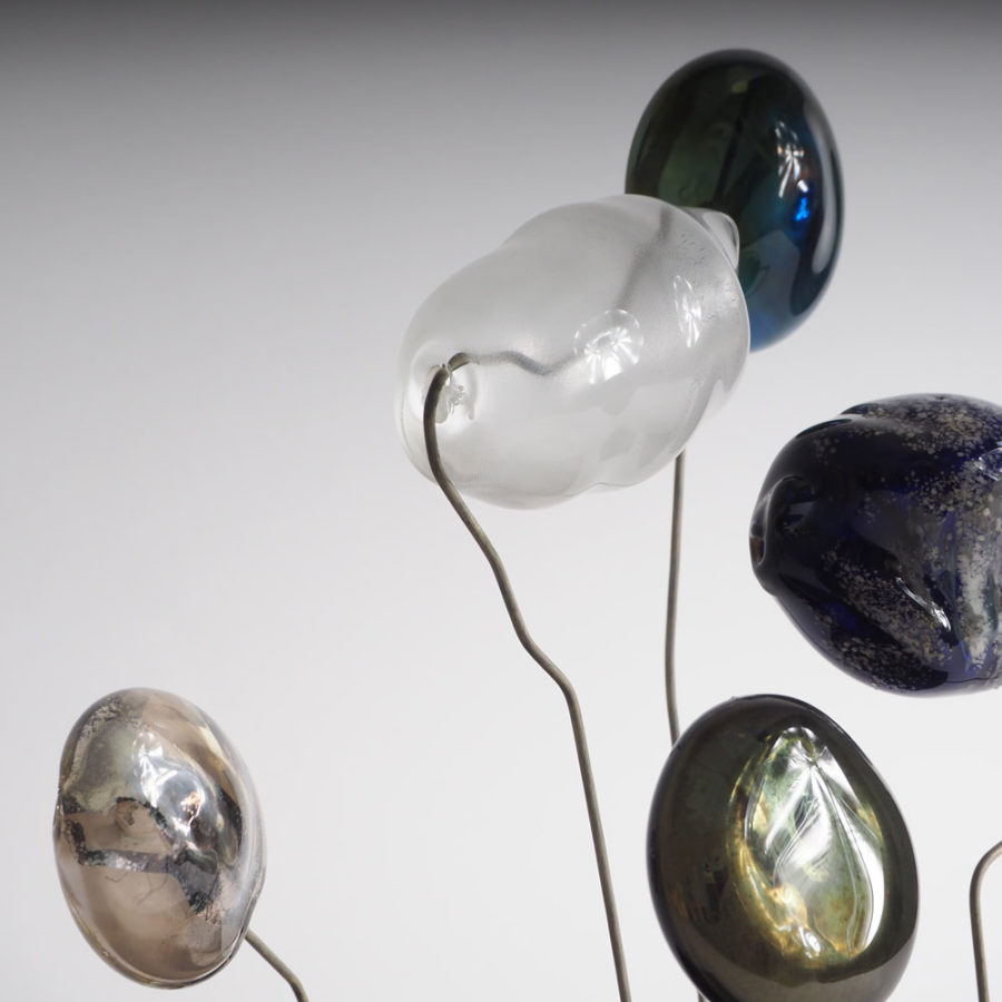 détail de perles de verre avec incrustation de métaux précieux