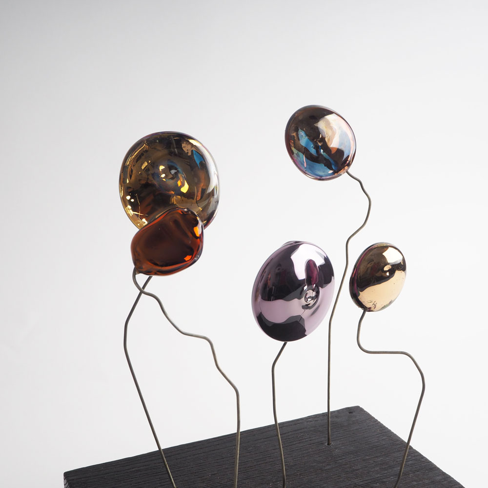 sculpture en perles de verre soufflé sur support en chêne brulé