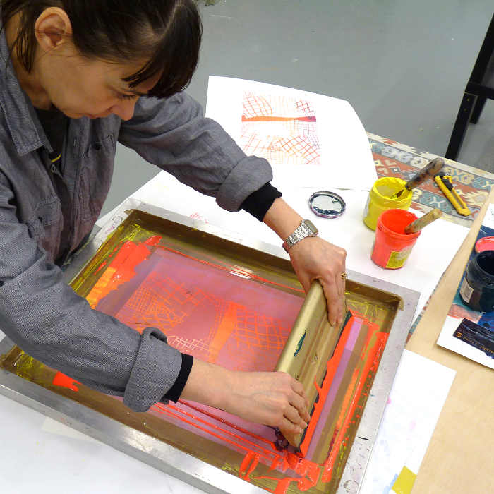 Le travail de sérigraphie sur tissu réalisé à la main