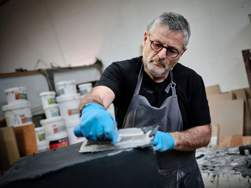 Travail de Patrick Bourgeois sur un meuble en béton ciré
