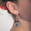 boucles d'oreilles en verre soufflé bleues porté