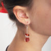 boucles d'oreilles en verre soufflé rouge porté