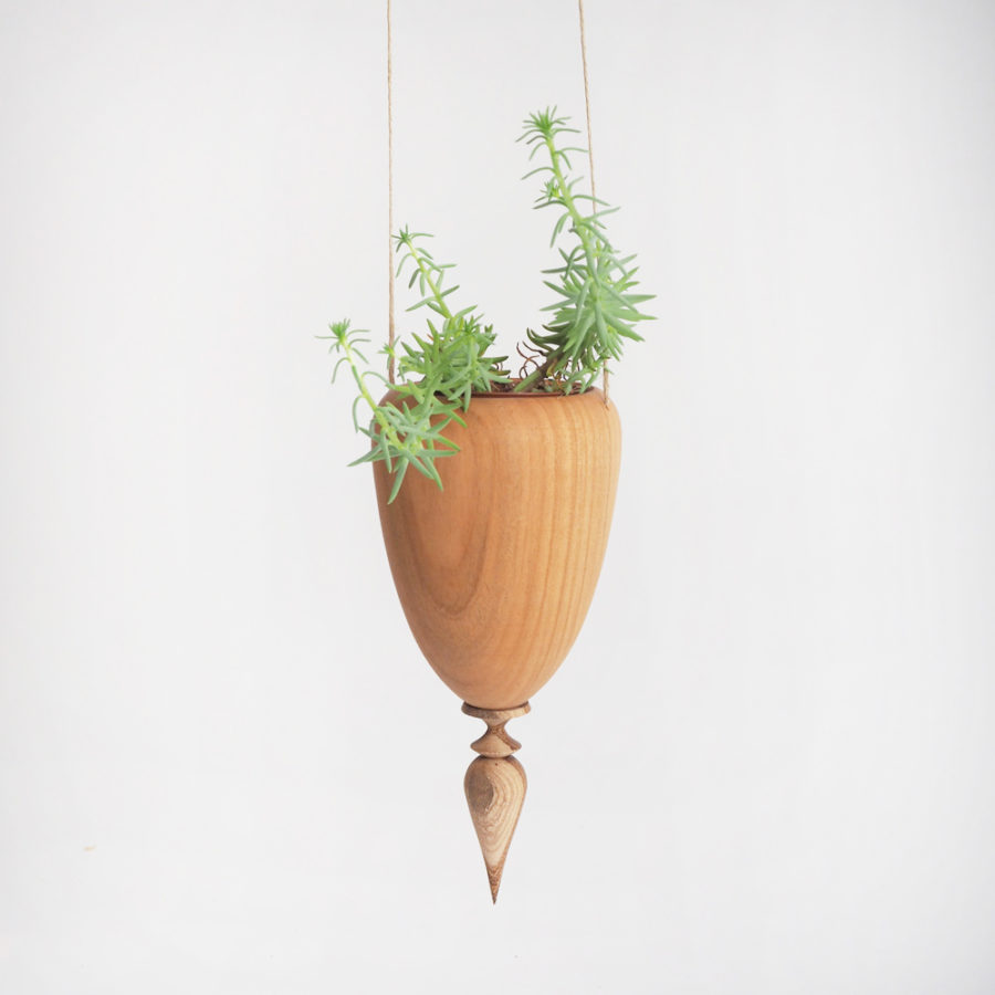 cache pot en bois de merisier avec plante