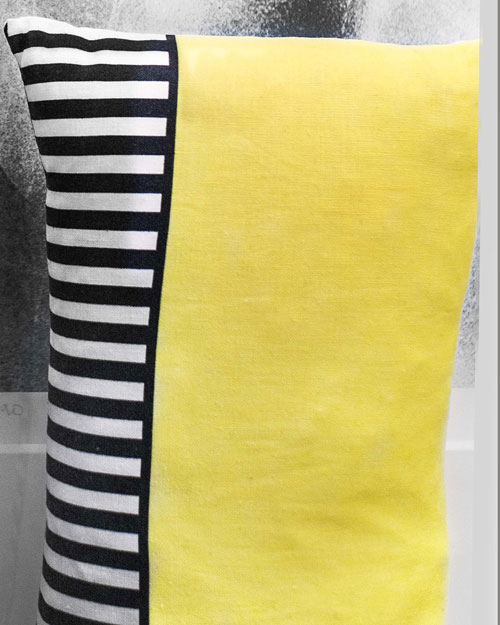 coussin jaune motif Marie-Pierre Doutriaux