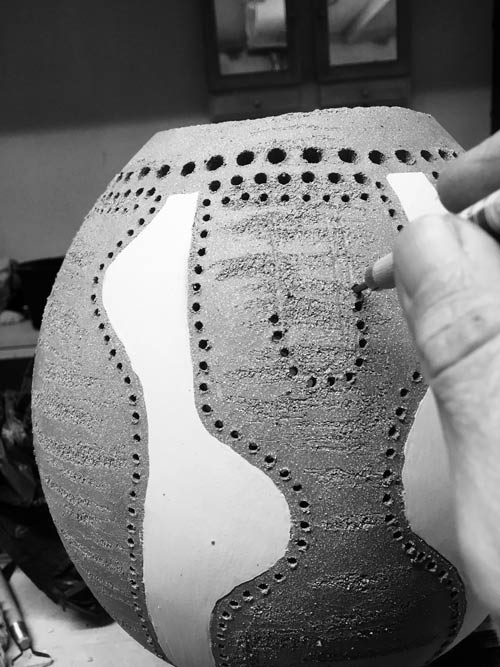 création de luminaire en céramique dans l'atelier de Sophie Chemin