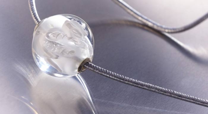 réalisation de bijoux en verre soufflé