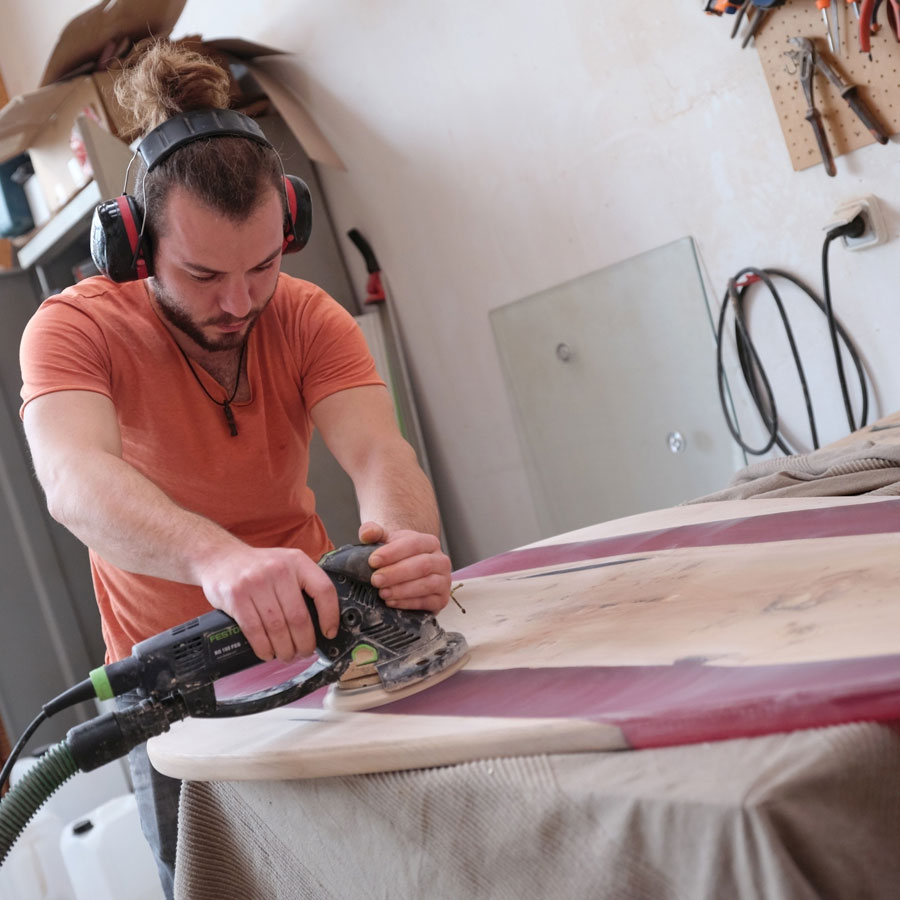 Ebéniste Guillaume Charrier dans son atelier