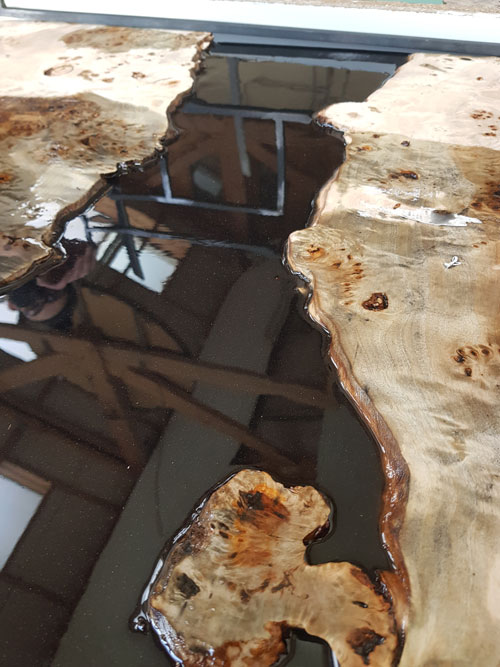 coulage de la résine pour la table basse Primis