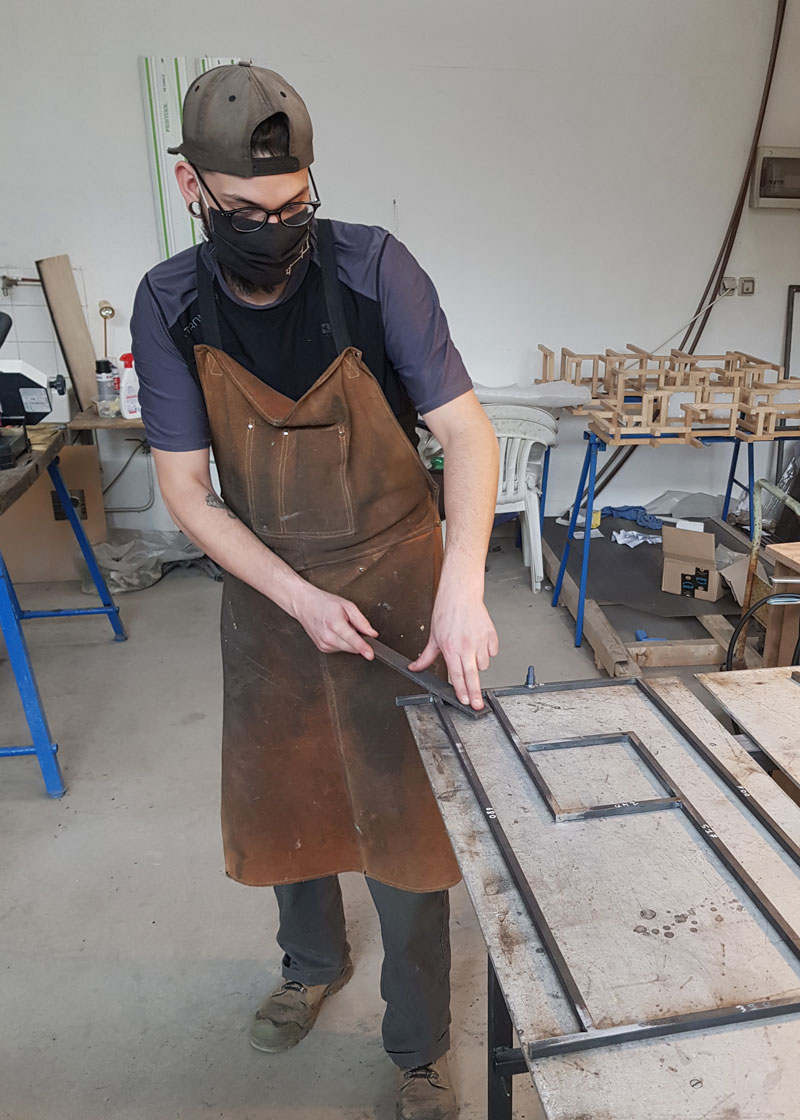 artisan designer réalisant une piétement métallique