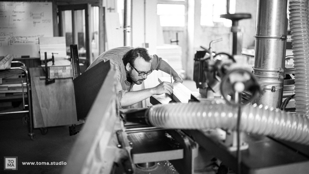 travail sur machine à bois dans l'atelier d'ébénisterie Angebault
